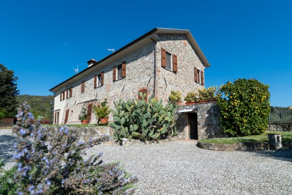 casa indipendente in vendita a Sarzana