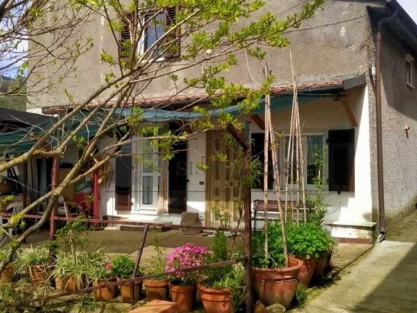 casa indipendente in vendita a Sarzana