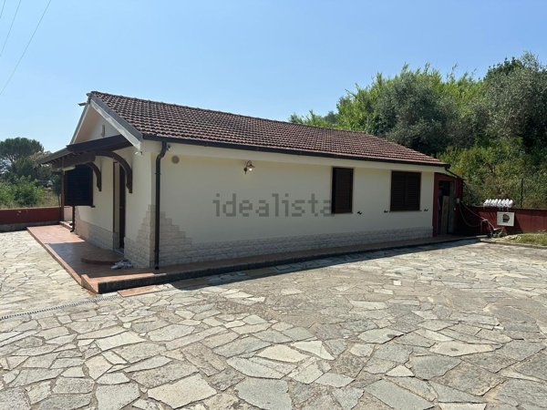 casa indipendente in vendita a Sarzana
