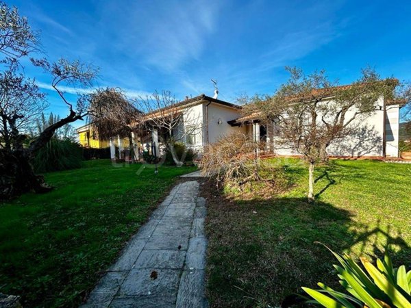 casa indipendente in vendita a Sarzana