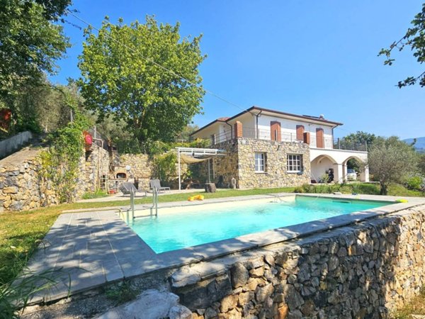 casa indipendente in vendita a Sarzana