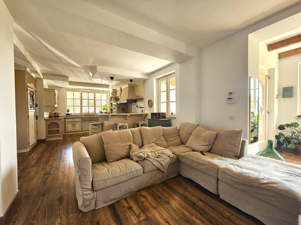 casa indipendente in vendita a Sarzana