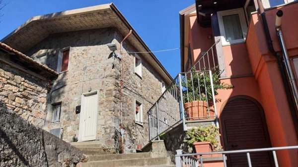 pentavano in vendita a Sarzana