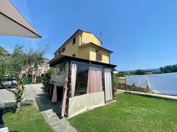 casa indipendente in vendita a Sarzana