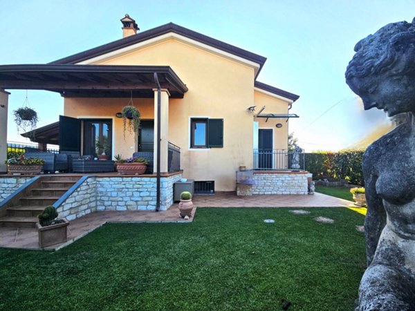 casa indipendente in vendita a Sarzana