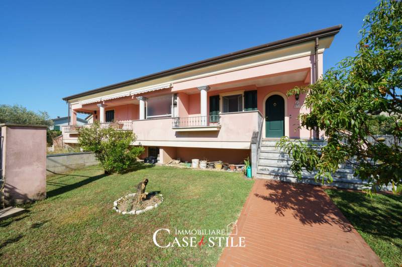 casa indipendente in vendita a Sarzana