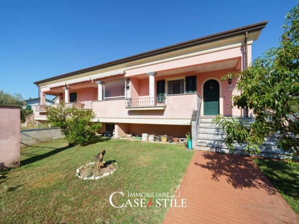 casa indipendente in vendita a Sarzana