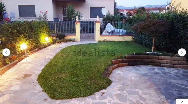 casa indipendente in vendita a Sarzana