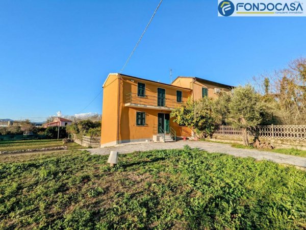casa indipendente in vendita a Sarzana