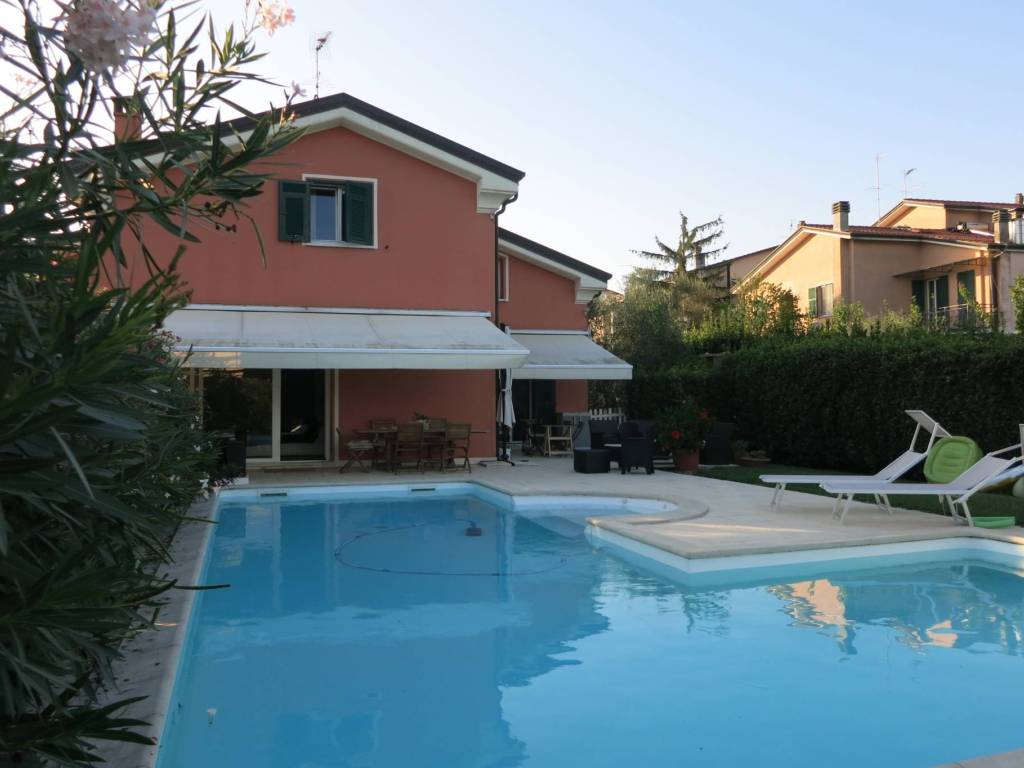casa indipendente in vendita a Sarzana