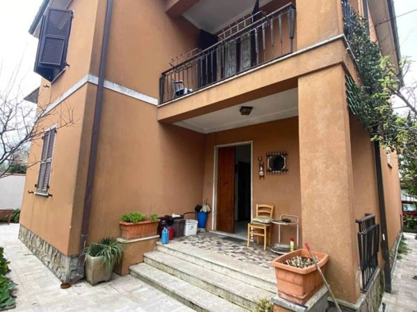 casa indipendente in vendita a Sarzana