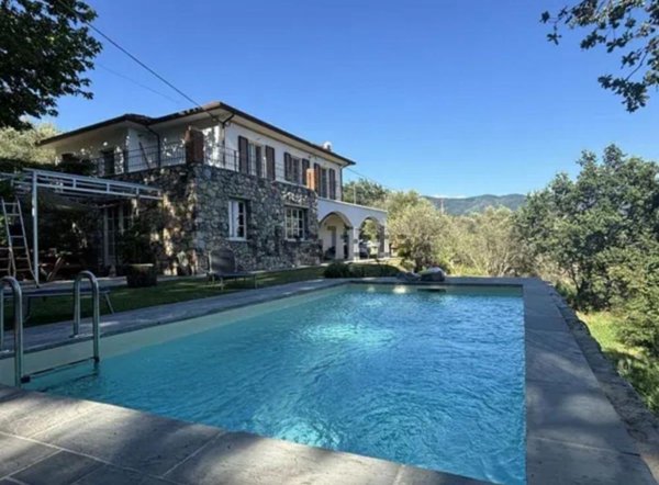 casa indipendente in vendita a Sarzana