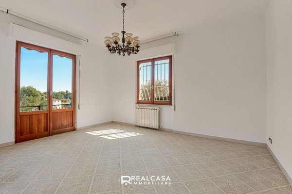 casa indipendente in vendita a Sarzana