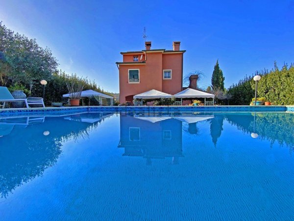 casa indipendente in vendita a Sarzana