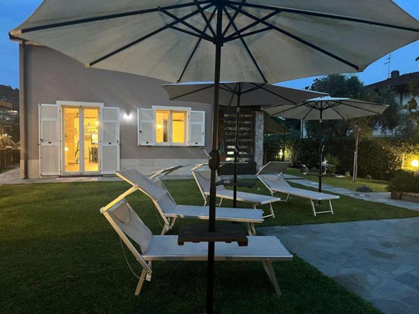 casa indipendente in vendita a Sarzana