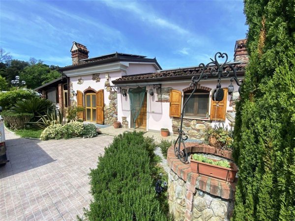 casa indipendente in vendita a Sarzana
