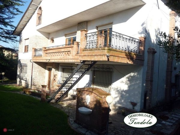 casa indipendente in vendita a Sarzana