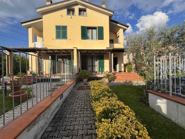 casa indipendente in vendita a Sarzana