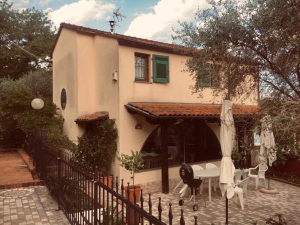 pentavano in vendita a Sarzana