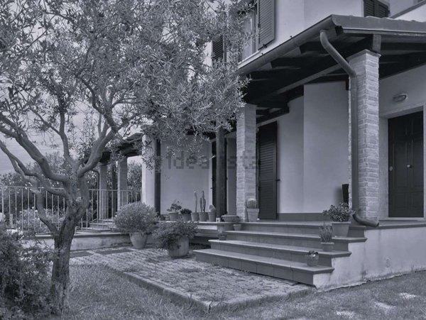 casa indipendente in vendita a Sarzana