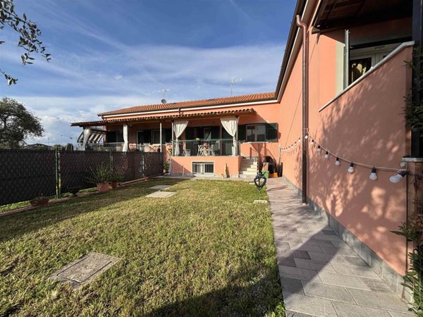 casa indipendente in vendita a Sarzana