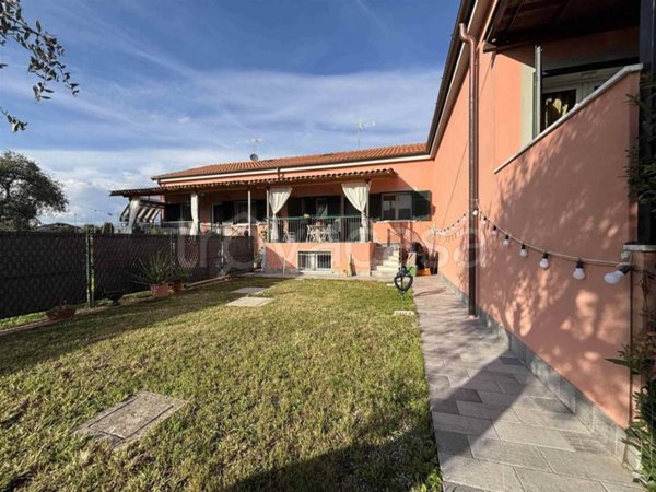 casa indipendente in vendita a Sarzana