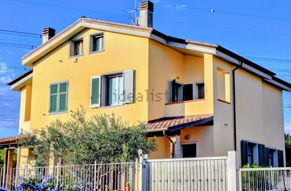 casa indipendente in vendita a Sarzana