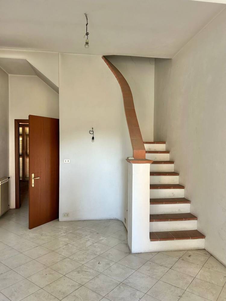 locale commerciale in vendita a Sarzana