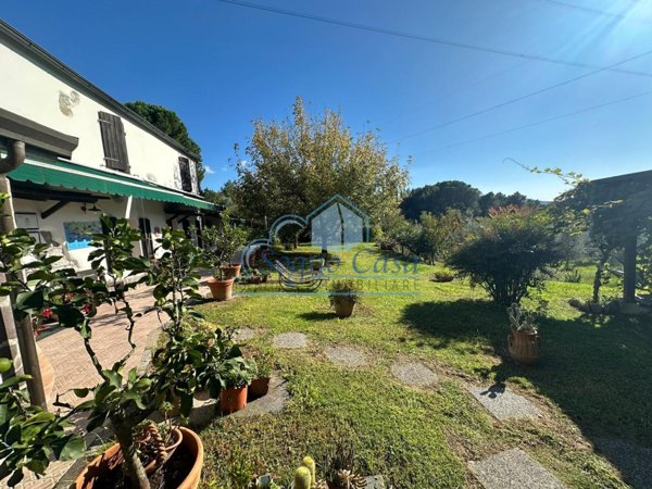 casa indipendente in vendita a Sarzana