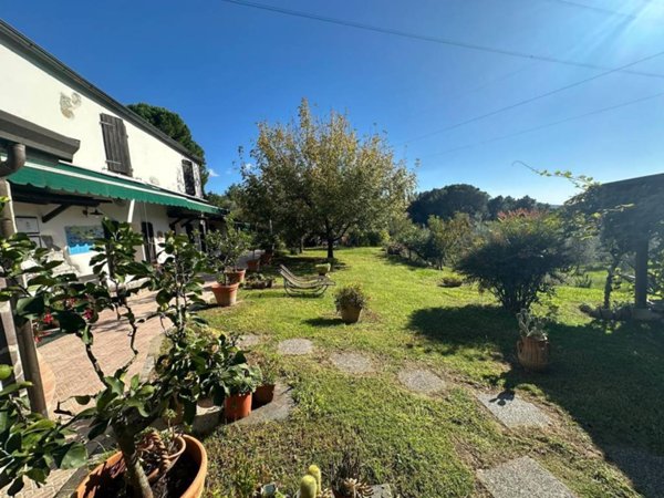 casa indipendente in vendita a Sarzana in zona Falcinello