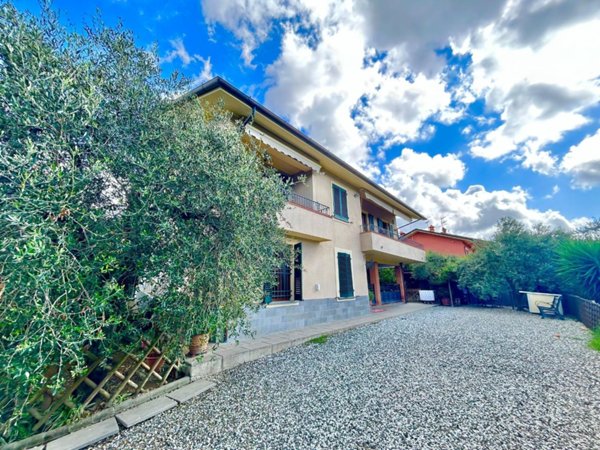 casa indipendente in vendita a Sarzana