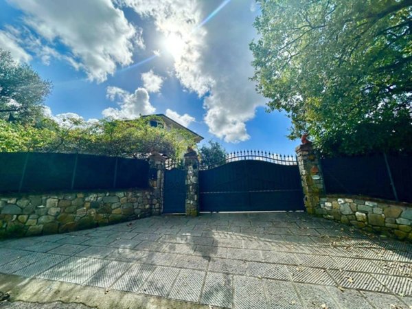 casa indipendente in vendita a Sarzana