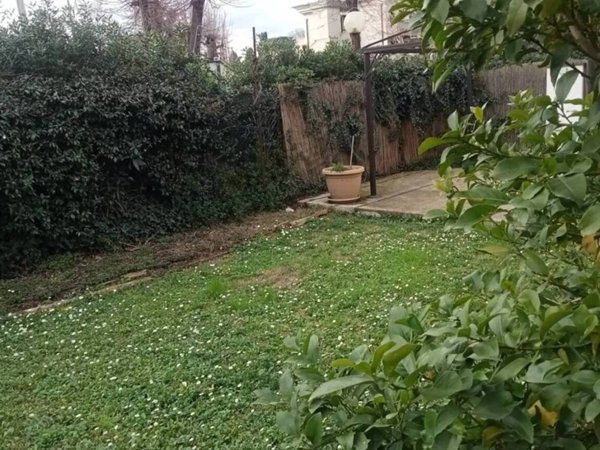 casa indipendente in vendita a Sarzana