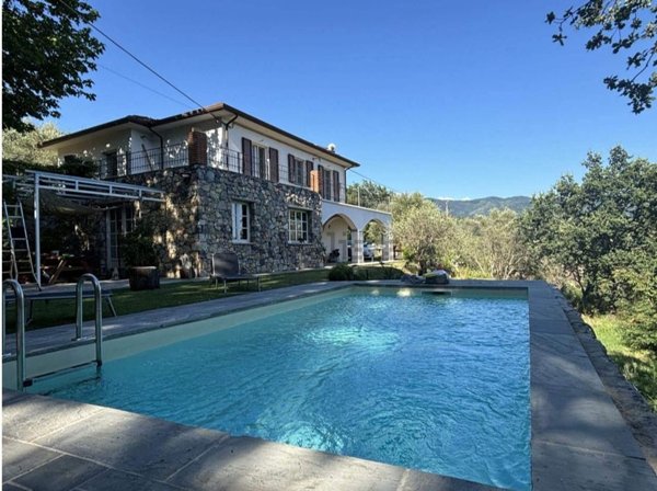 casa indipendente in vendita a Sarzana