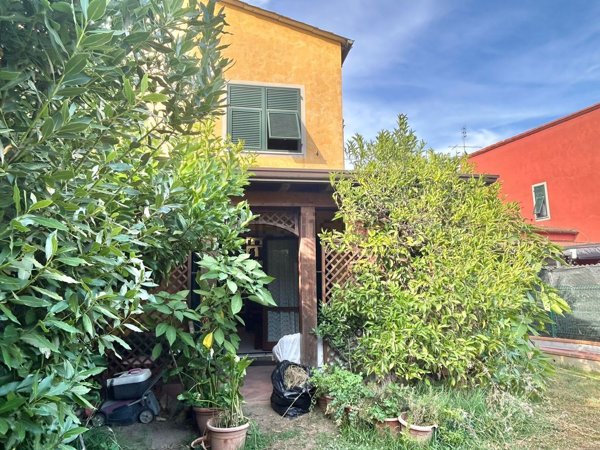 casa indipendente in vendita a Sarzana