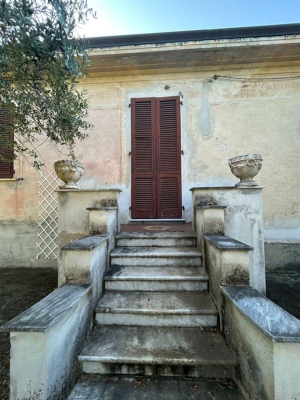 casa indipendente in vendita a Sarzana