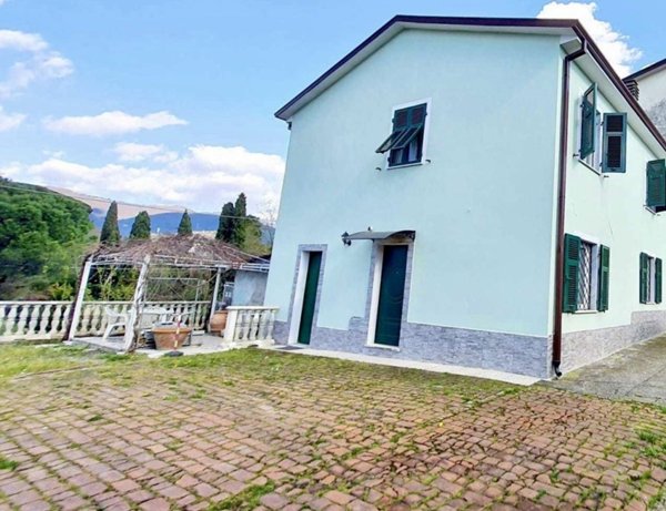 casa indipendente in vendita a Sarzana