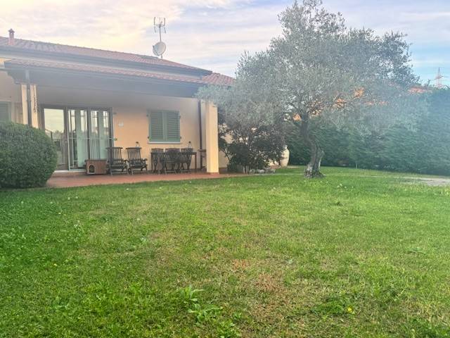 casa indipendente in vendita a Sarzana in zona Falcinello