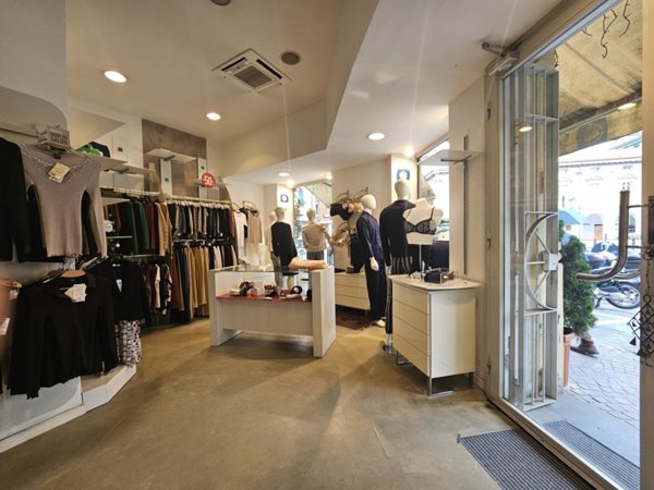 locale commerciale in vendita a Sarzana