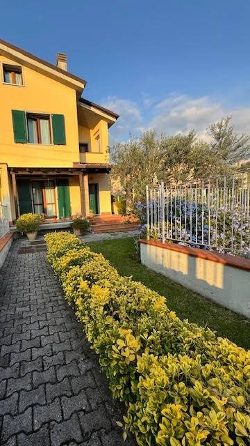 casa indipendente in vendita a Sarzana in zona Falcinello