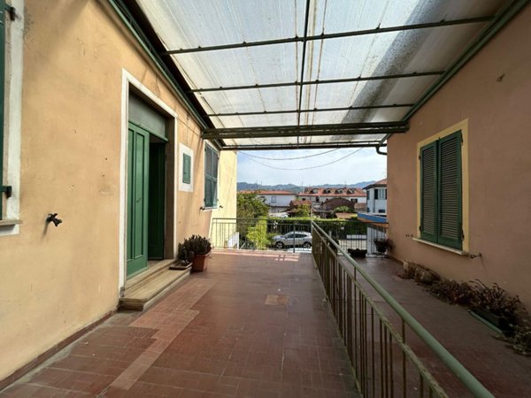 casa indipendente in vendita a Sarzana
