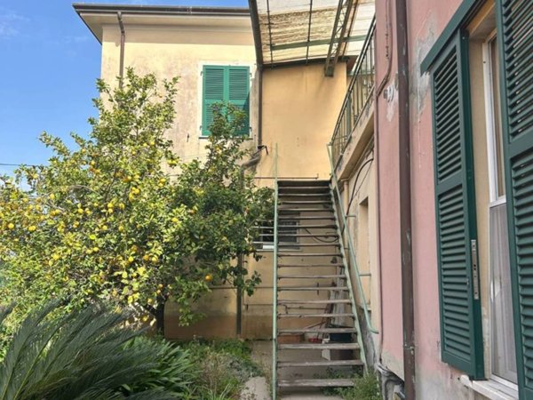 casa indipendente in vendita a Sarzana