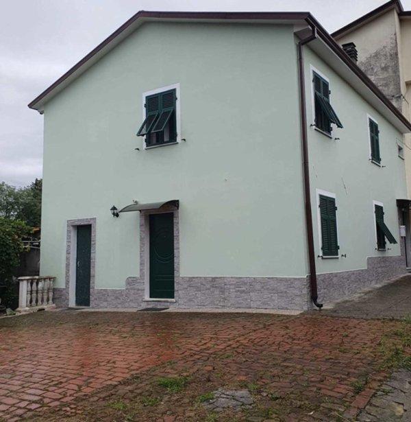 casa indipendente in vendita a Sarzana