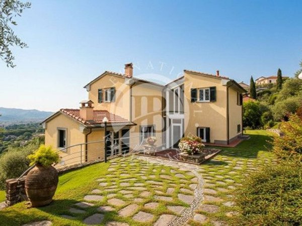 casa indipendente in vendita a Sarzana