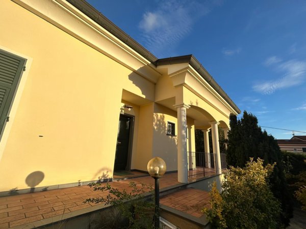 casa indipendente in vendita a Sarzana