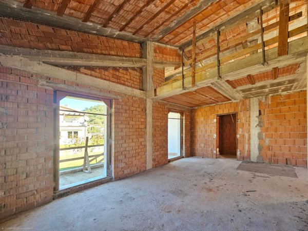 casa indipendente in vendita a Sarzana