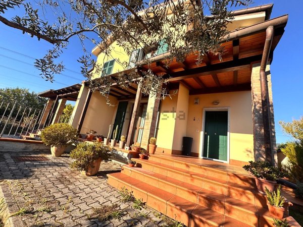 casa indipendente in vendita a Sarzana