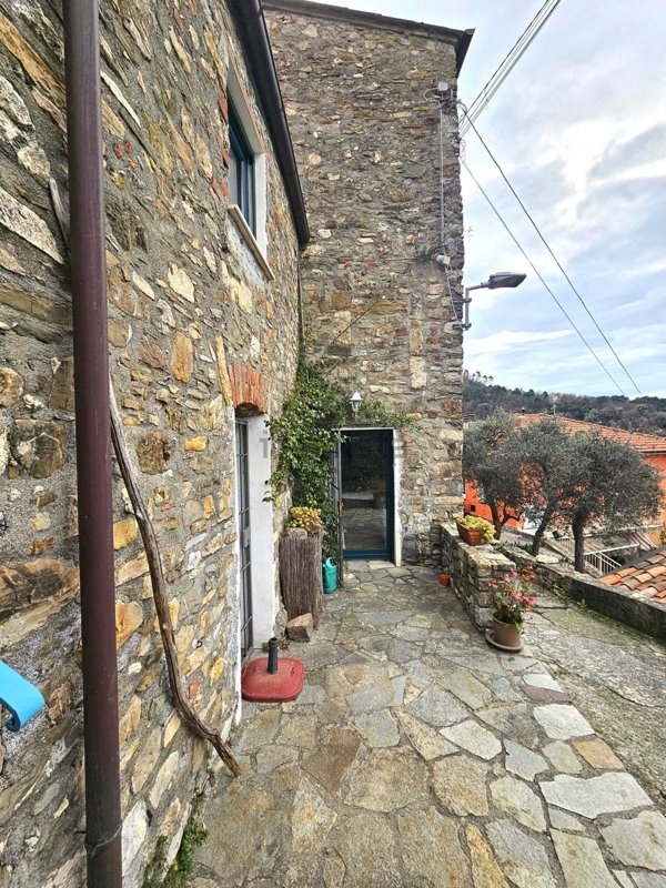 casa indipendente in vendita a Sarzana in zona Falcinello