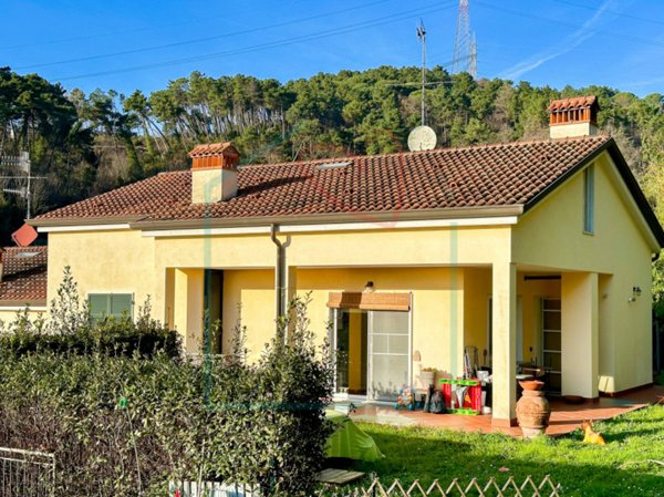casa indipendente in vendita a Sarzana