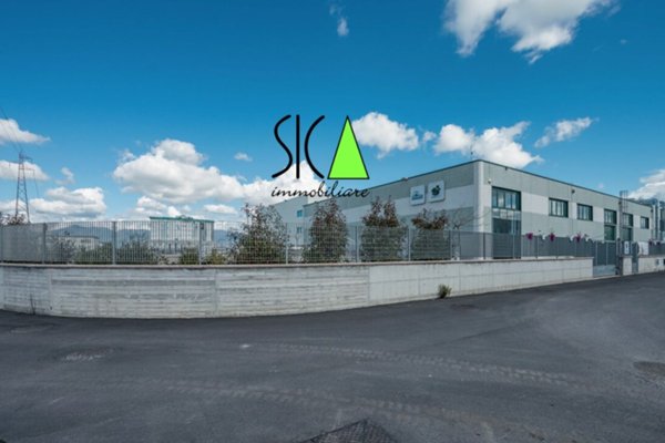 locale commerciale in vendita a Sarzana